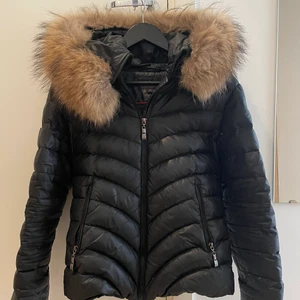 Svart Chelsea jacka  - Storlek 38 köpt från Miinto. Äkta päls! 