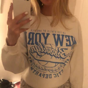 Sweatshirt från Gina Tricot i stl S - Lagom oversizetröja med  mjuk insida. Tröjan köptes för ca 6 månader sen, men har knappt används. Ordinarie pris låg på  250kr