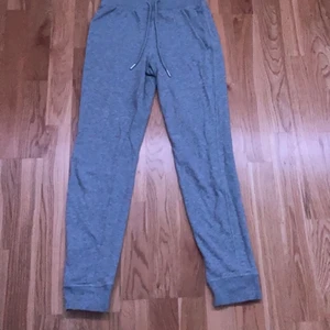 Ett par gråa mjukisbyxor  - Mjukisbyxorna är från H&M. Dom är rätt så tajta på mig,men är iallafall jättesköna. Storlek:XS. Byxorna är i väldigt bra skick!