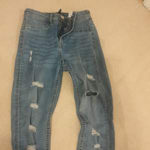 Oanvänd byxa från hm 120 kr skriv för mer info storlek 34 jeans med slita