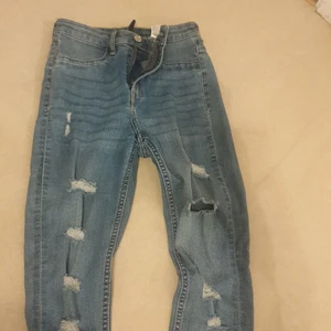 120kr🚨 - Oanvänd byxa från hm 120 kr skriv för mer info storlek 34 jeans med slita