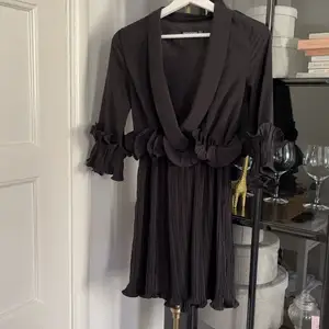 Så fin svart klänning, endast använd en gång! Storlek 32 passar även 34