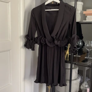 Svart klänning - Så fin svart klänning, endast använd en gång! Storlek 32 passar även 34