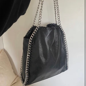 Kedjeväska  - Kedjeväska från tiamo nypris ca 600. Knappt använd💕