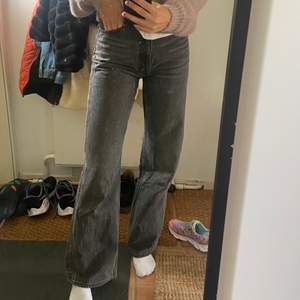 Vida jeans i modellen Yoko från monki. Storlek 26