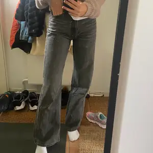 Vida jeans i modellen Yoko från monki. Storlek 26