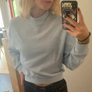 Sweatshirt  - Fin sweatshirt i baby Blå. Stickad på ett coolt sätt! Garderob utränsning, kolla andra annonser!