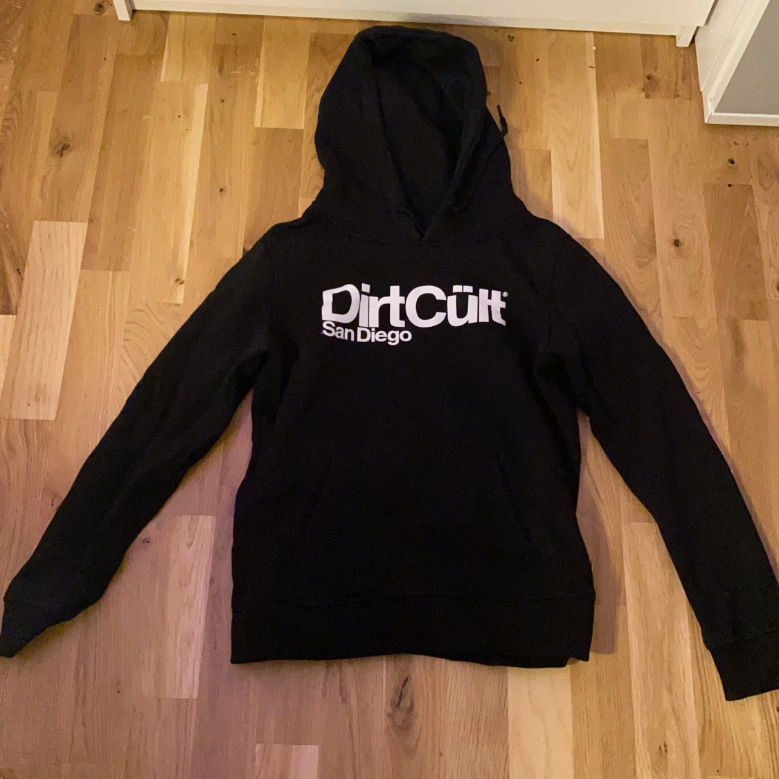 dirtcult hoodie & keps 700kr