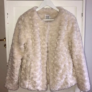 Fuskpälsjacka - En jättemysig jacka som är helt oanvänd! Skulle säga att den är lite stor i storleken.