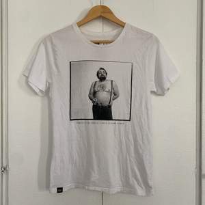 T-shirt med Cornelis Vreeswijk på. Från Deticated, size S ✨