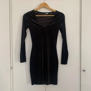 Svart klänning  - Svart klänning från H&M i sammet, storlek 36 🖤