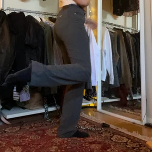 Gråa kostymbyxor från Armani - Super snygga kostymbyxor från Armani. Köpta på secondhand, i mycket bra skick. Säljer för att de tyvärr är för små för mig. Frakt ingår inte i priset.