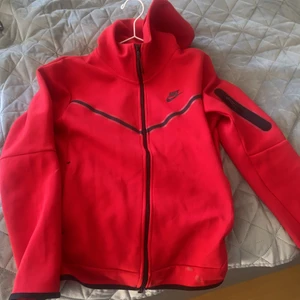 Nike tech - Säljer min röda Nike kofta 