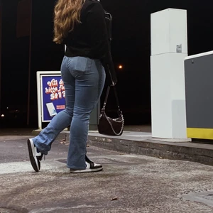 Jeans med slits  - Säljer dessa byxor då dem ej kommer till användning. Använt ett par gånger men nästan som nya skulle jag säga! Köpta för 600 kr på Gina tricot. Har ganska korta ben och dem passar perfekt på mig!❤️ Det är från petite avdelningen i storlek xl men skulle säga att det är ca M-L🥰 Hör av er vid frågor och fler bilder, priset gå att diskutera❤️