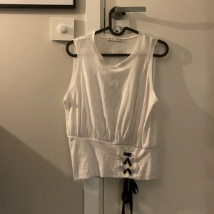 Linne med korset  - Linne med korset som går att justera i storlek vid midjan. Aldrig använd från ZARA i storlek S