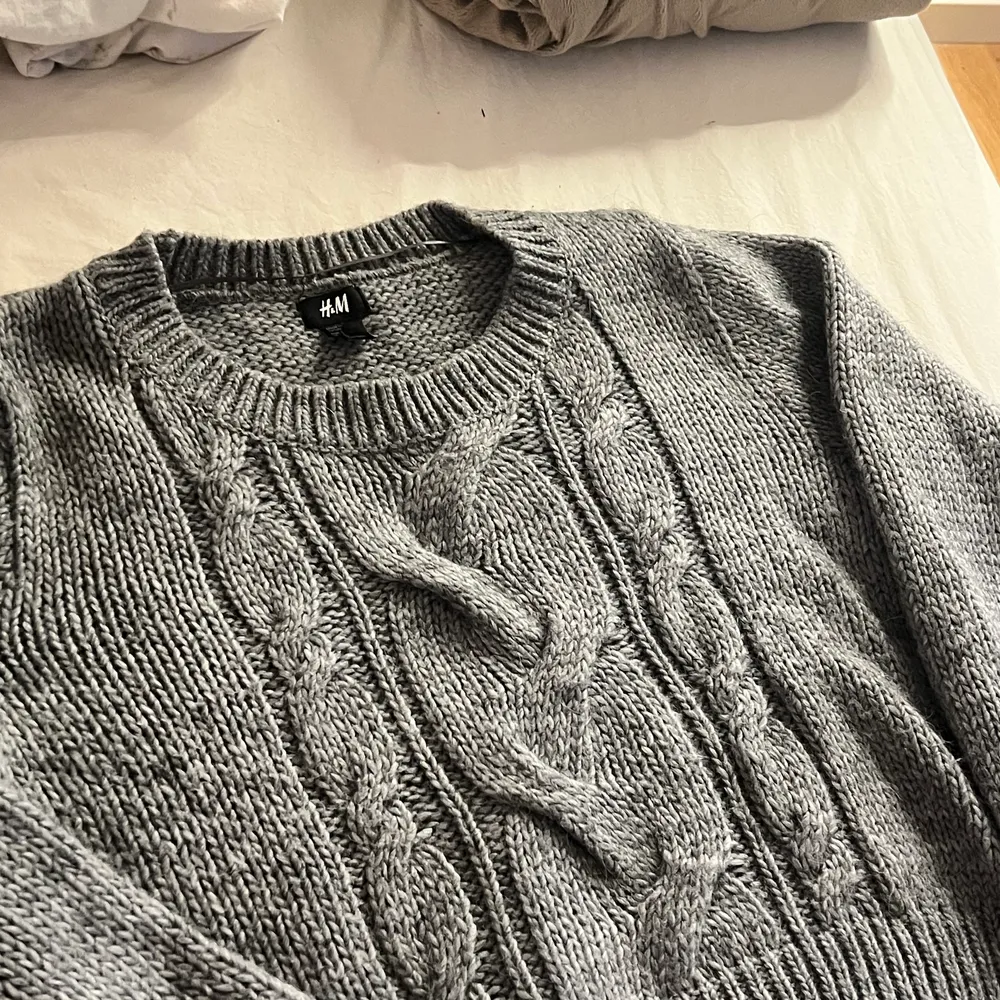Köpte denna tröjan från H&M för 1 årsen , det står att den ska va storlek L men sitter som en S den är liten i sin storlek . Köptes för 250kr men säljer för 150kr. Stickat.
