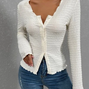 Benvit tröja - ❤️‍🔥 Lånade bilder ❤️‍🔥 Supersnygg tröja i benvit färg som tyvärr aldrig använts då den var för stor för mig. Köparen står för frakten på 52kr