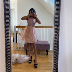 Söt festklänning - En söt rosa festklänning med paljetter. Hade den till en skolavslutning 🥰🌺💗 använd 1 gång. OBS jag är kort så den sitter precis över knäna på mig (154cm)