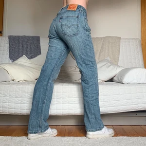 Levis Jeans - Säljer dessa Levis jeans i storlek W34L32, 90cm midja och 82cm innerbenslängd! Jag på bilderna är 172cm lång och brukar bära storlek 38/W28/S-M/❤️