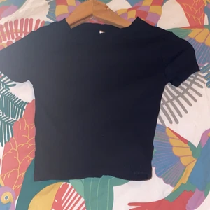  Tröja  -  Det är en svart normal tröja men tygen är typ som randig 