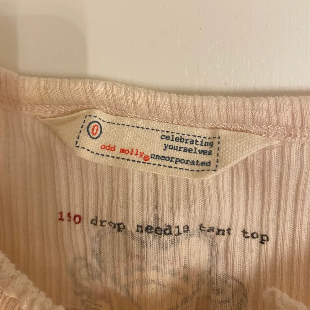 Säljer detta oanvända linne ifrån Odd Molly då det aldrig kommit till användning. Linnet passar storlek XS/S. Säljer för 120kr + frakt💓💓. Toppar.