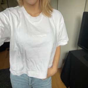 Acne studios - En oversized cropped Acne T-shirt som jag aldrig får användning för. Jätte skrynklig på bilden men stryker man den blir det hur fin som helst! Köpt för ca 1100kr