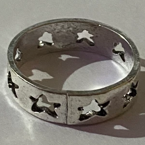Ring - Silverring med mönster av stjärnor.
