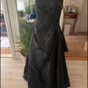 Bal klänning  - Svart balklänning stl 44 med brodyr 