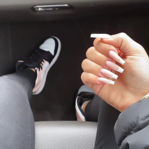 Jordans Mid - Säljer mina Air Jordans 1 Mid Crimson Tint. Använd ett få tal gånger och säljer pga att jag vill ha en annan färg💞högst buda får hem dom och meddela mig för mer bilder 💞 Storlek 38. Kommer ej ihåg hur mycket jag köpte de för då skorna gått upp i dubbla priset <3 