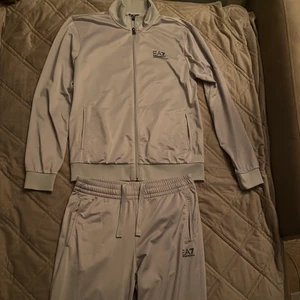 Armani EA7 Tracksuit  - Säljer nu en skit snygg Armani EA7 tracksuit som jag köpte på jdsports för 1400kr denna tracksuit är silvergrå och är limited edition!  Nu säljer jag denna fräna tracksuit för endast 788kr!