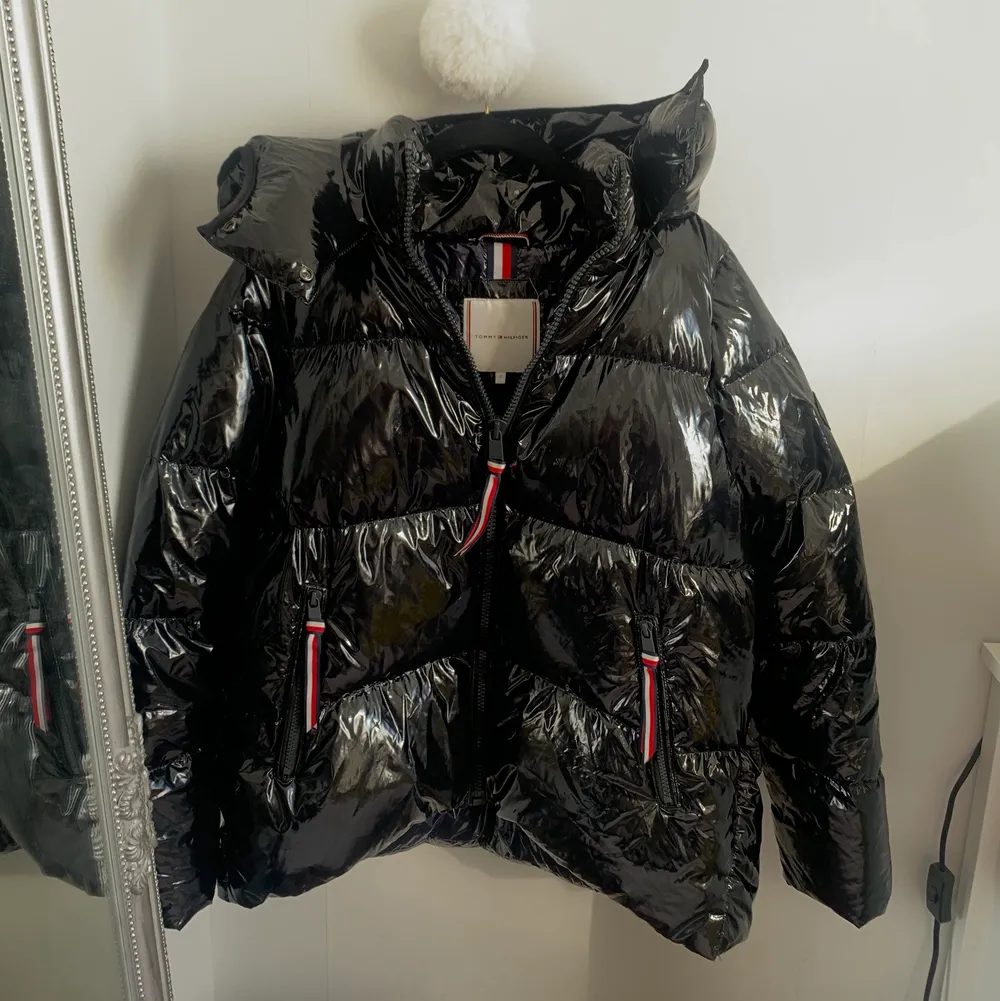 Tommy Hilfigers trendiga jacka ”High gloss down puffer jacket” mörkblå i storlek S!💙 Säljer eftersom den är för liten för mig (kan alltså inte skicka bild på). !!ENDAST ANVÄND 5 GÅNGER!!  NYPRIS: 3500kr, MITT PRIS: 1500kr. Jackor.