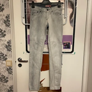 Jeans - Jeans med knappgylf. Lite oklart med storleken, ända jag hittar är ”w24” o gissar att det är storleken? 😅 Hund finns i hemmet!