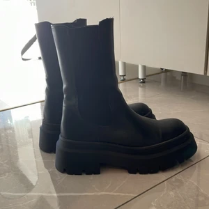 Svarta kängor - Storlek 37 men mer som en 38:a. Använda en gång. 