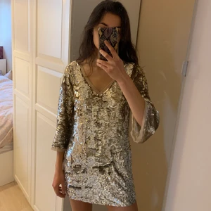 Klänning Karen Millen 36-38 - Jättefin glittrig festklänning från Karen millen som tyvärr är för kort för mig (180cm). Passar både 36-38 och är en riktig partyhöjare! 