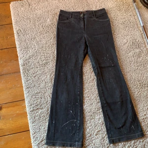 Byxor - Svarta bootcut jeans som är för små, faller snyggt över skor. Helt okej skick (7/10). Innerbenslängd- 77cm. Ytterbenslängd - 104 cm. Midjemått - 40 cm.