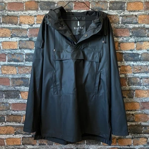 Rains Regnjacka - Äkta Rains jacka i fint skick. Använt få gånger. Storlek XS/S passar som S-M. För fler bilder eller mått kontakta mig :) frakten är spårbar med PostNord 📦