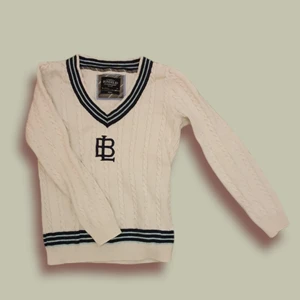 Bondelid tröja  - En vintage sweater i topp kondition. Jag skulle inte rekommendera för personer som har storlek på L+, då jag fann tröjan sitta lite för tajt. Inga fläckar eller allvarlig skada överhuvudtaget. Logo är märk marinblå samt är rendera i samma färg och lite lätt blå.