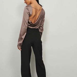 Satintröja  - Säljer denna fina tröja från Nakd i storlek 34! 