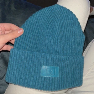 canada snow mössa - riktigt fin mössa, har använts en gång, säljer den då jag inte gillar att ha mössa på mig haha, original pris är 499kr