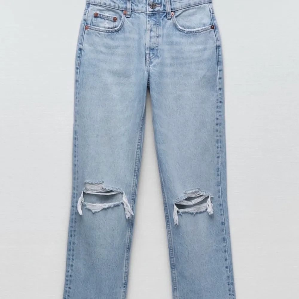 säljer mina jeans från zara då dom inte kommer till användning. Använt dom ett fåtal gånger så dom är i bra skick! Dom är Mid rise, storlek 34 och är ganska långa på mig som är 1,72. 150+66kr (frakt)❤️‍🔥. Jeans & Byxor.