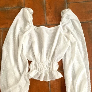 Vit blus - Vit gammal blus från Gina. Finns inte längre i butik. Inga skador på och ser ut som ny.