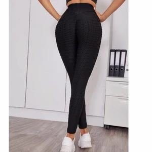 Trendiga träningstights - Helt nya träningstights från Shein, säljer pågrund av har för mycket träningskläder. De är i storlek S men passar även Xs, säljer för 80kr.