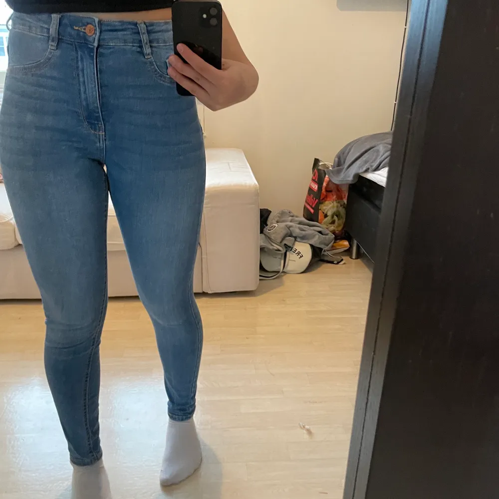 Skiny jeans från gina tricot i ny sick  Kommer från djur och rökfria familj.  Jag ansvarar inte för postens slarv. Jag postar senast tre dagar efter att jag sett inbetalningen.  Spårbar frakt 66kr  . finns även att hämta i Vallentuna   Hör av dig om du har frågor.   Välkommen att köpa! :). Jeans & Byxor.