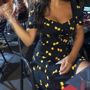 Klänning  - Säljer min fina klänning från Asos. Storlek 36 och fint till sommaren. Använd en gång.