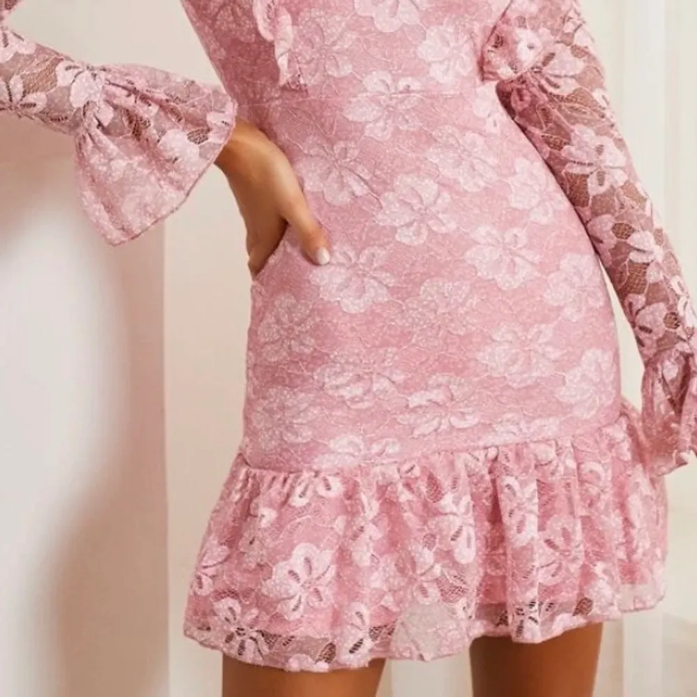 Elegant babyrosa klänning i blommig mönster, jätte enkel och  gullig klänning. Passar till vardags men även högtider! Storlek S men passar XS. . Klänningar.