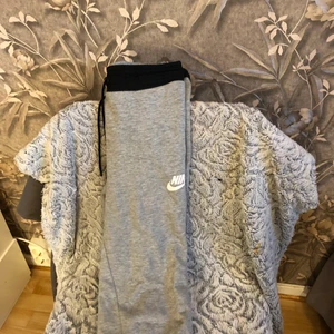 Nike byxor - Nike byxor, används till bl.a idrott eller aktiviteter  strl xs