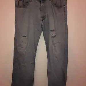 Snygga Armani jeans inhandlad från second hand för länge sen. Väldigt skört material. Säljer de billigt då jag rivit upp de 2 gånger