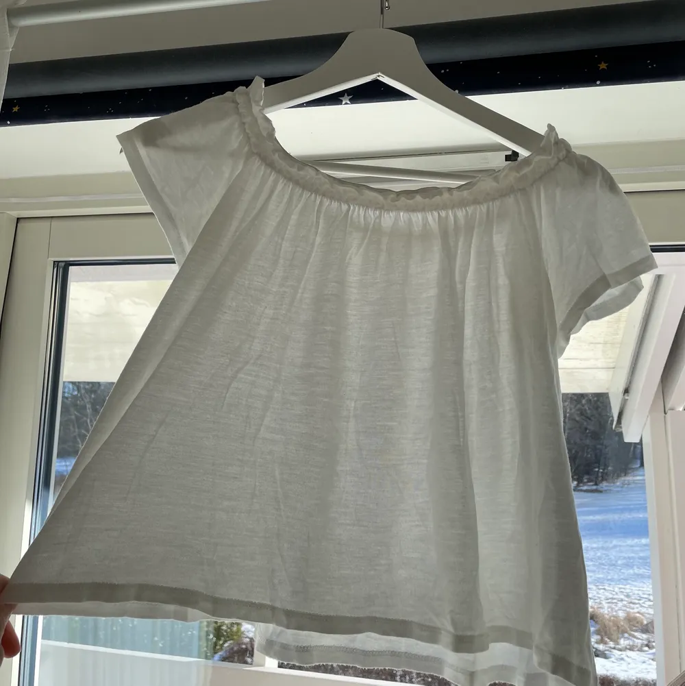 Tunn och luftig off shoulder topp. Det är resor på översta delen av toppen så den sitter kvar där den ska. Går även att ha på axlarna. Har inte använts på ett bra tag. Passar XS och S. . Toppar.