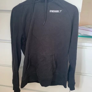 Hoodie från Gymshark - Säljer en svart Hoodie från Gymshark i storlek S. 