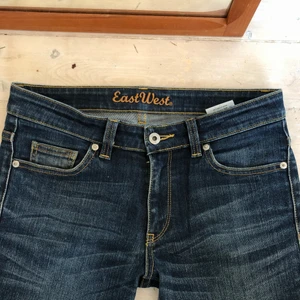 East West jeans - Supersnygga lågmidjade jeans straight/bootcut!☀️